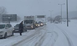 Yoğun kar yağışı Bolu Dağı’nda bulunan sürücüleri etkiledi