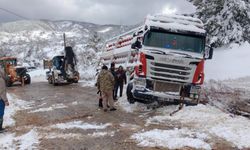 Doğalgaz tüpleri taşıyan tır şarampole yan yattı