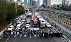 İsrailli esirlerin yakınları, Tel Aviv’de otoyolu trafiğe kapattı