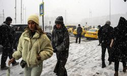 Taksim’de kar yağışı ve tipi etkili oldu turistler zor anlar yaşadı