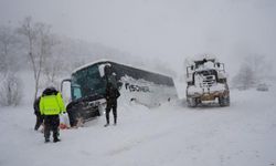 Kastamonu’da yoldan çıkan yolcu otobüsü kara saplandı