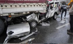 Ankara'da feci kaza! Yakı bittiği için yol kenarında bekleyen TIR'ın altına girdi