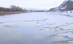 Türkiye'nin en uzun nehri Kızılırmak soğuktan buz tuttu