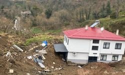 Artvin'de heyelan: 2 katlı ev sürüklendi