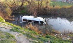 Manisa'da işçileri taşıyan minibüs devrildi: 8 yaralı