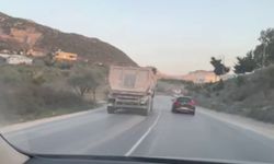 Hatay’da Trafiği Tehlikeye Soktu: 120 km Hızla Otomobil Sollayan Hafriyat Kamyonu!