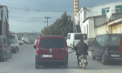 Gören şaşırdı: Emniyet kemerine tutunarak motosiklet çekti