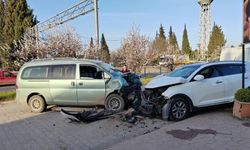 Panelvan ile SUV araç kafa kafaya çarpıştı: 2 yaralı