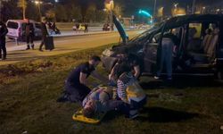 Maltepe'de hafif ticari araç takla attı: 4 yaralı