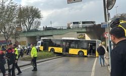 İETT otobüsü bariyerlere çarptı