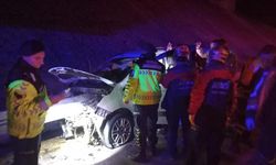 Ticari araç ok gibi saplandı: 4 yaralı