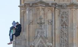 Big Ben'e çıkarak Filistin bayrağı açan protestocu 16 saat sonra eylemi bitirdi