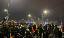 İstanbul'da öğrencilerden Galata Köprüsü'nde oturma eylemi! Trafik durdu