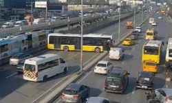 İETT otobüsü kaza yaptı, trafik durdu