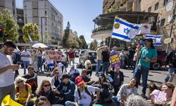 İsrail'de Binlerce Kişi Netanyahu Hükümetini Protesto Etti