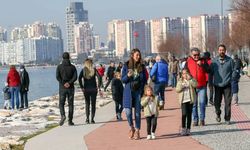 İzmir'de güneşli havayı görenler kendini sokaklara attı