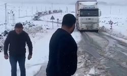 Kars-Ardahan karayolunda TIR'lar mahsur kaldı!