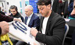 AK Parti MKYK üyesi Mesut Özil Londra'da toplu iftara katıldı