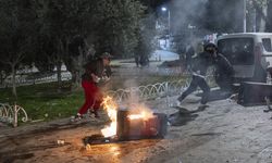 Saraçhane'de izinsiz yapılan gösteride polise saldıran gruba müdahale edildi
