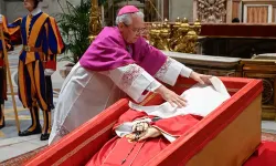 Papa Franciscus'a Veda: Aziz Petrus Meydanı'nda Cenaze Töreni