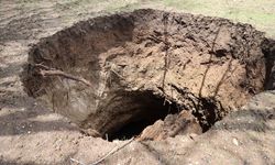 Sivas'ta bir tarlada 7 metre çapında obruk oluştu