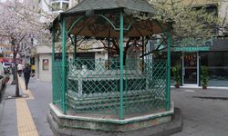Kaldırımın ortasındaki türbe hikayesiyle dikkat çekiyor