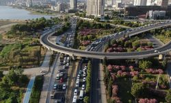 İzmir'de araç sayısı artmaya devam ediyor