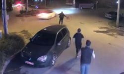 Drift yapan sürücünün otomobiline tabure fırlattı