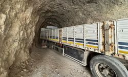 Tır tünelde sıkıştı, tarihi yol ulaşıma kapandı