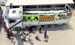 Hatay’da hayırsever esnaftan vatandaşlara bedava karpuz