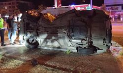 Amasya’da kontrolden çıkan otomobil ağacı kökünden sökerek takla attı