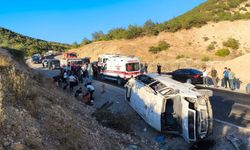 Tarım işçilerini taşıyan minibüs devrildi: Çok sayıda yaralı var