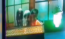 Camide düşen çocuğu havada yakalayan imam takdir topladı