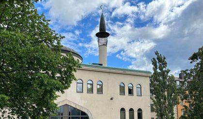 İsveç'te caminin kapısına İslam karşıtı figürler çizildi