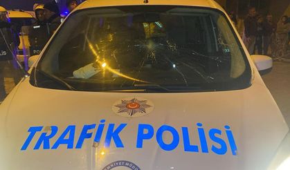 Pişkinliğin böylesi! Dur ihtarına uymayan şüpheliler polis aracını yumrukladı