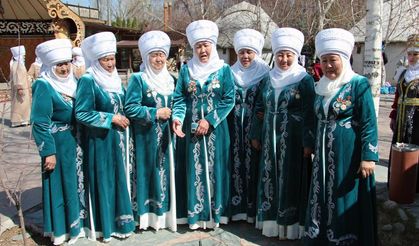 Kırgızistanlı neneler geleneklerini gelecek nesillere bakın nasıl aktarıyor