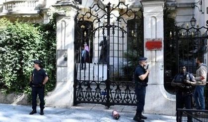 Paris'teki İran Büyükelçiliği'nde bombalı saldırgan paniği