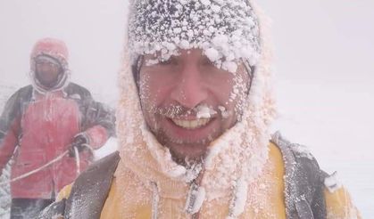Ağrı Dağı'na çıkan dağcıların yüzü buz tuttu