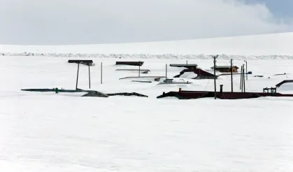 İlkbaharda şaşırtan manzara: Ev ve iş yerleri kar altında kayboldu