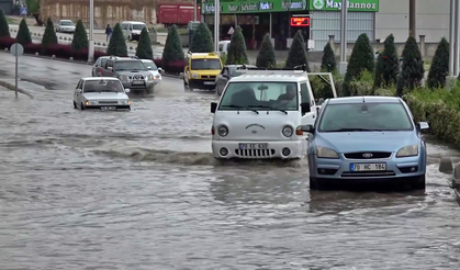 Karaman’da sağanak etkili oldu, araçlar yolda mahsur kaldı