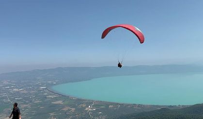 Turkuaz renge bürünen İznik Gölü turist akınına uğradı
