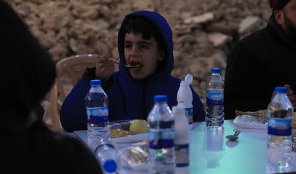 Şam'da enkaz haline gelen evlerin arasında toplu iftar