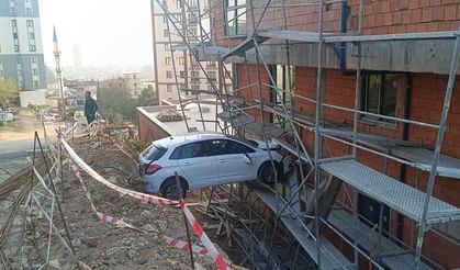 Görenler şaştı: Otomobilde mahsur kalan 4 kişi kurtarıldı