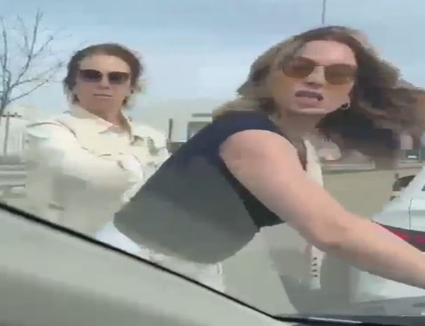 Kadın magandaların yol verme kavgası kameralarda