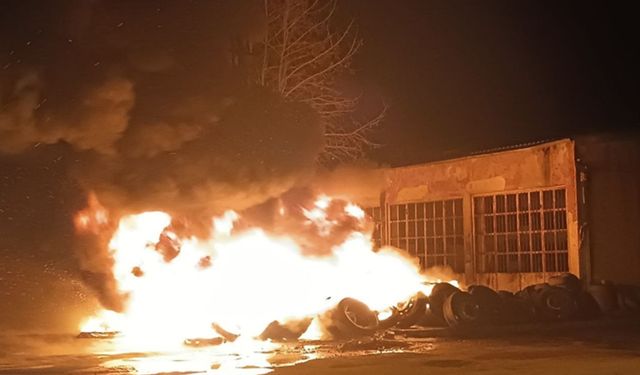 Kozan sanayi sitesinde yangın: Lastik dükkanı alev alev yandı