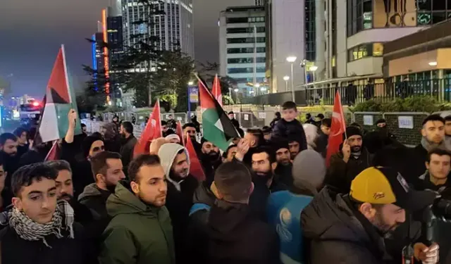 İsrail Konsolosluğu'na yürüyen protestocular polis engellerini aştı