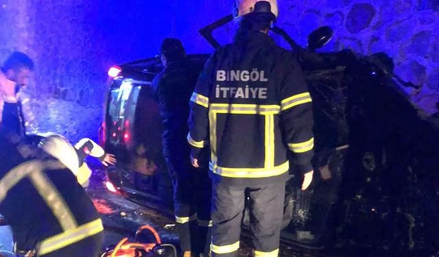 Bingöl'de otomobil istinat duvarına çarptı: 2 ölü
