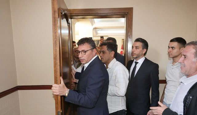 İskenderun Belediye Başkanı Mehmet Dönmez görevine hızlı başladı! Kapıyı söktü, rozetini çıkardı başladı!