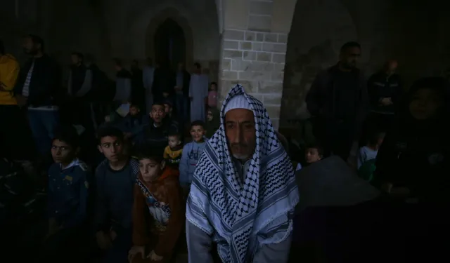 Savaşın gölgesinde saf tutma mücadelesi: Yıkık camilerde yağmur altında namaz kıldılar