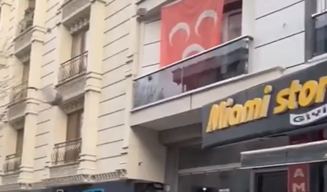 Esenyurt karıştı! DEM Partililer MHP bayraklı evi taşladı